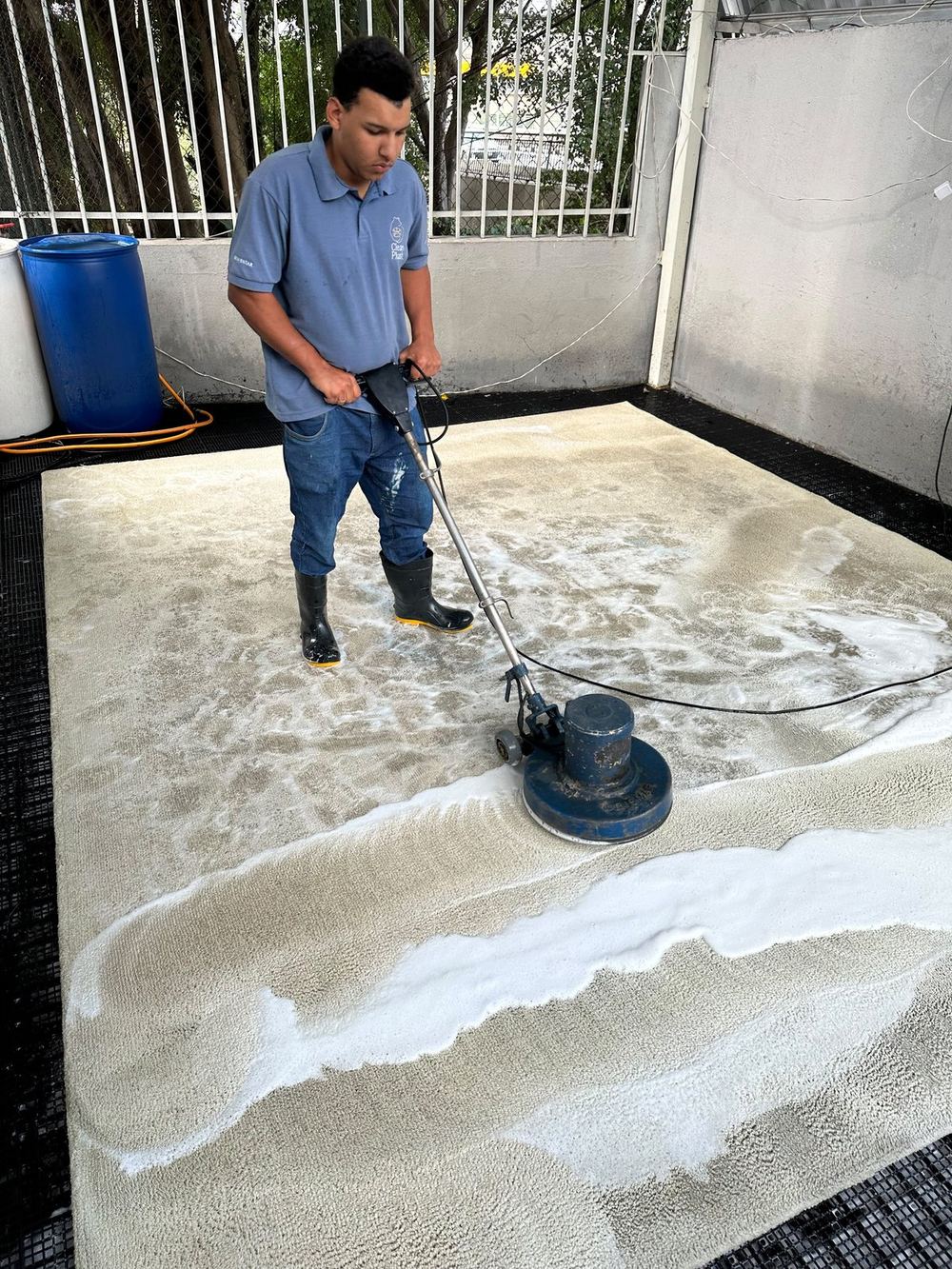 Esfregação mecânica do tapete com enceradeira